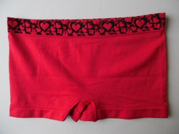 Medium hoge dames boxer Sweet Angel XG2047 rood met fantasie boord en opvallend ingeweven logo op linker pijpje – One Size. Achterzijde